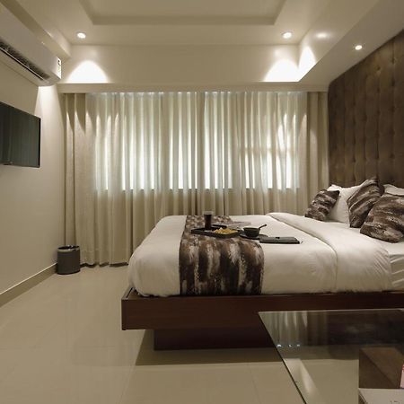 Hotel Ariana Residency ムンバイ エクステリア 写真