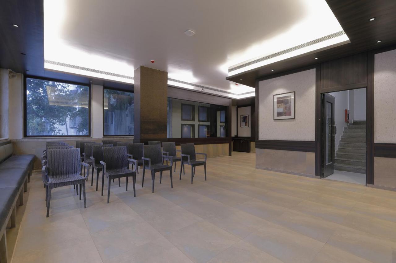 Hotel Ariana Residency ムンバイ エクステリア 写真