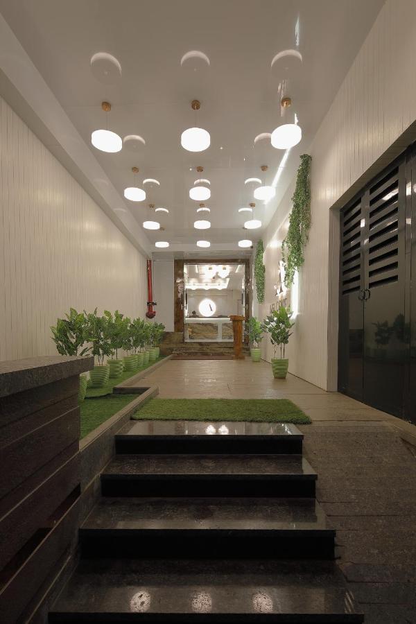 Hotel Ariana Residency ムンバイ エクステリア 写真