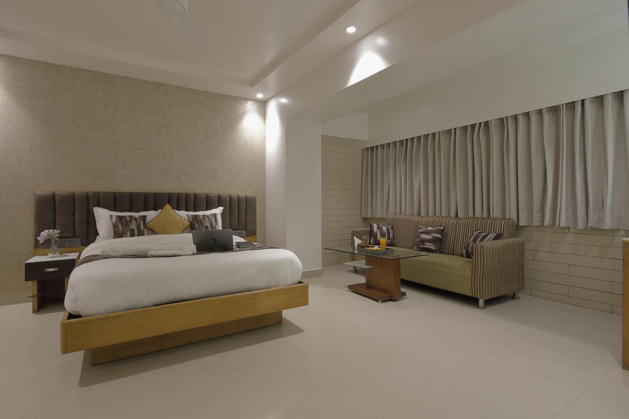Hotel Ariana Residency ムンバイ エクステリア 写真