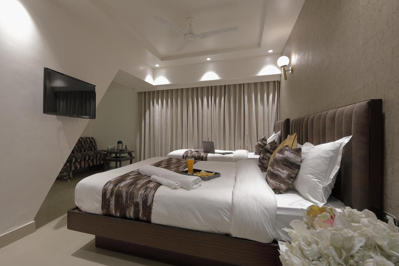 Hotel Ariana Residency ムンバイ エクステリア 写真